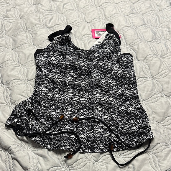 Chic Black and White Women's Tankini Top Underwires 34H - Picture 1 of 3